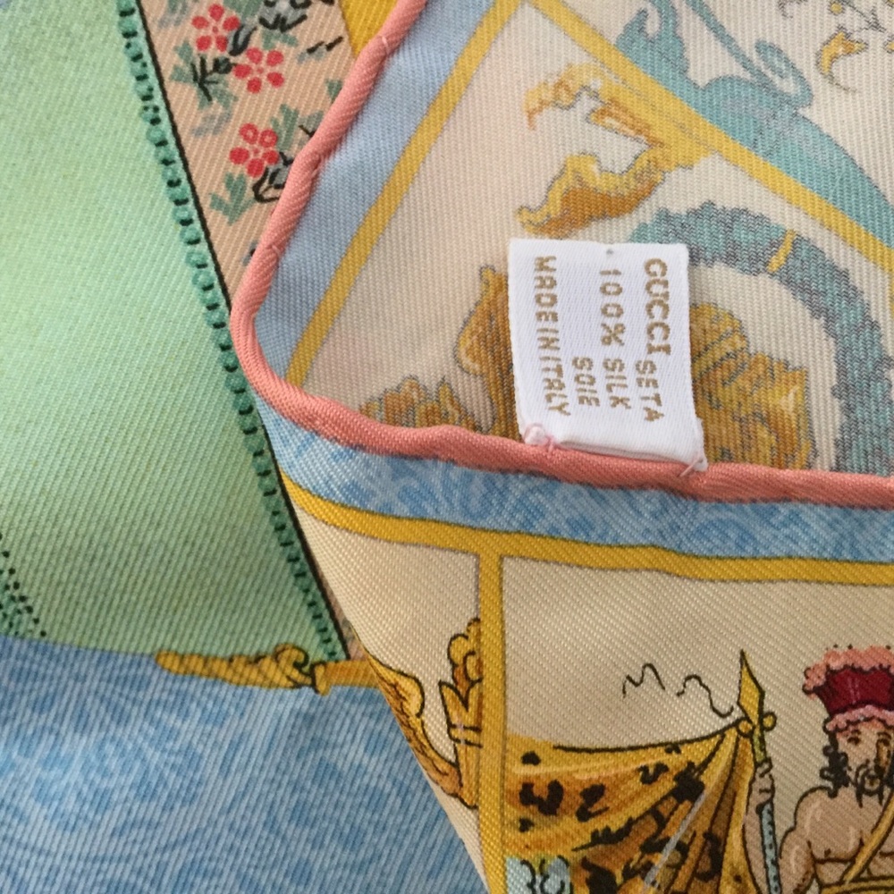 Beautiful Vintage Gucci Silk Scarf - Picture 4 of 4